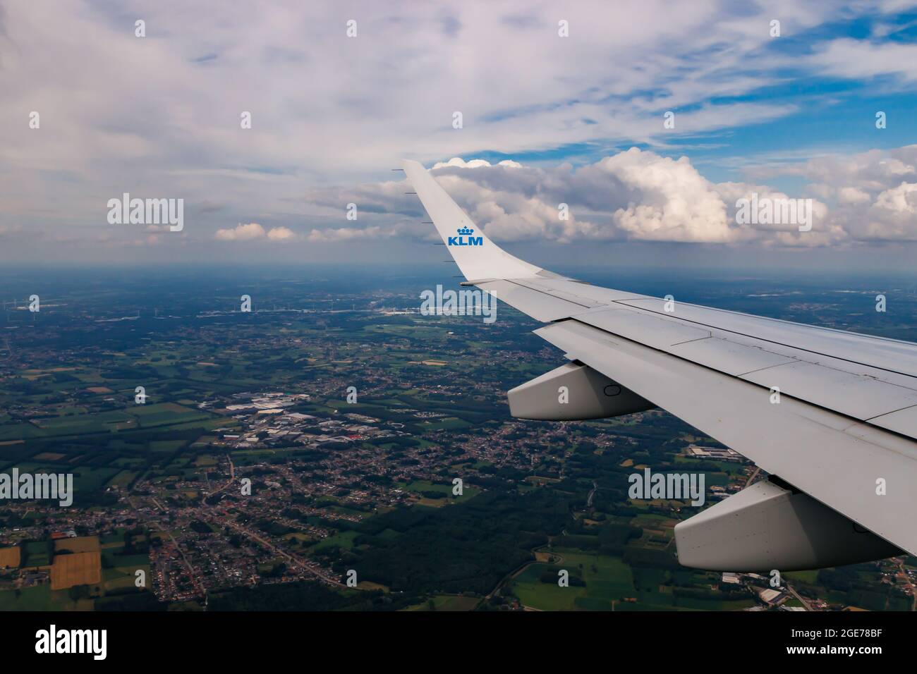 Bruxelles, Belgique - 7 juillet 2021 : KLM Plain Wing over Belgium. Vol d'Amsterdam à Bruxelles. Banque D'Images