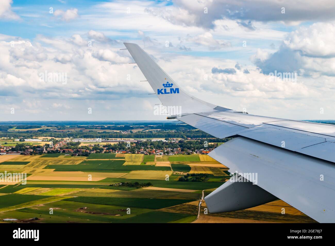 Bruxelles, Belgique - 7 juillet 2021 : KLM Plain Wing over Belgium. Vol d'Amsterdam à Bruxelles. La plaine atterrit. Banque D'Images