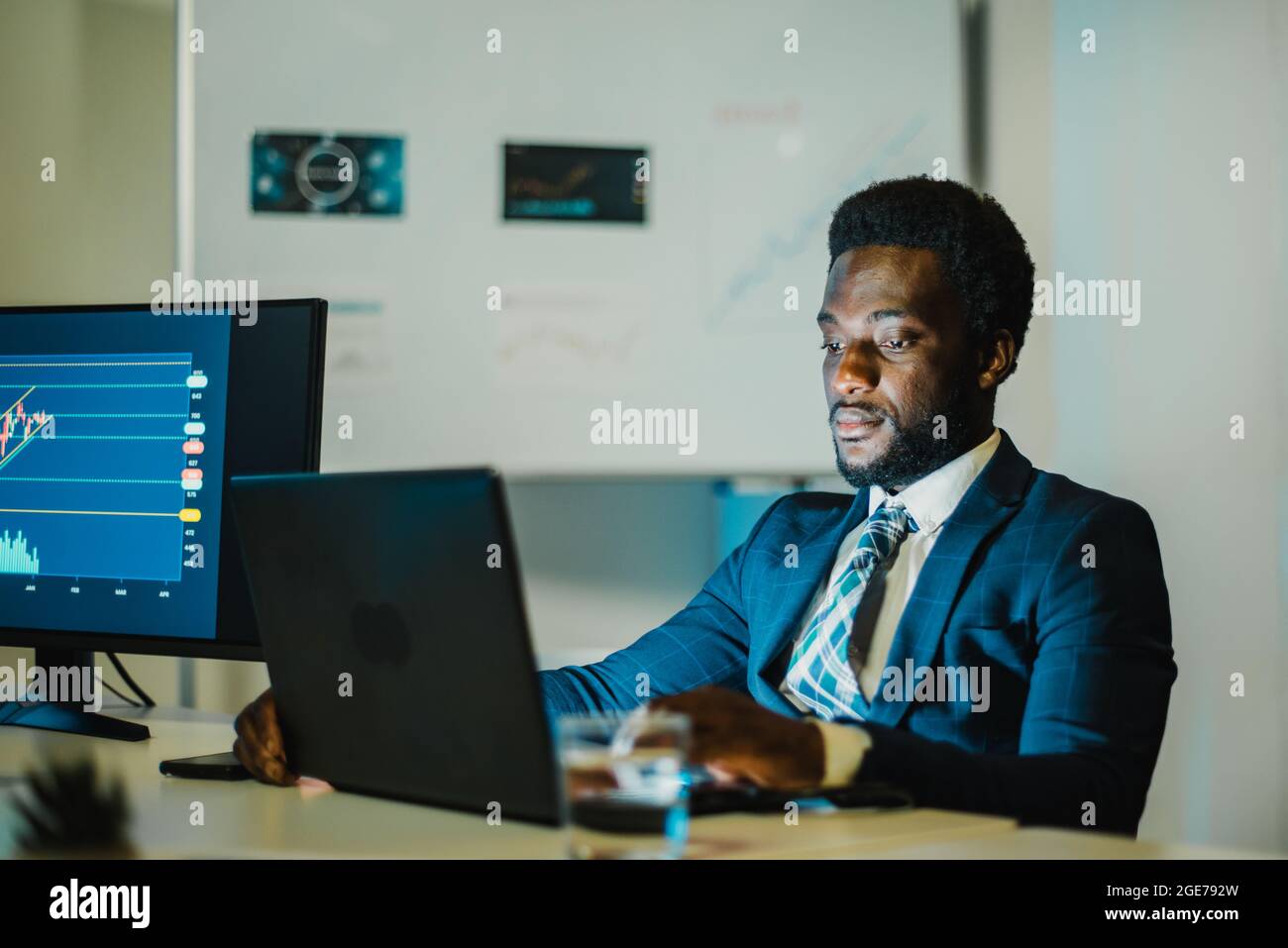 Trader africain effectuant des recherches sur les données de crypto-monnaie  dans le bureau de fonds de couverture - Focus on face Photo Stock - Alamy