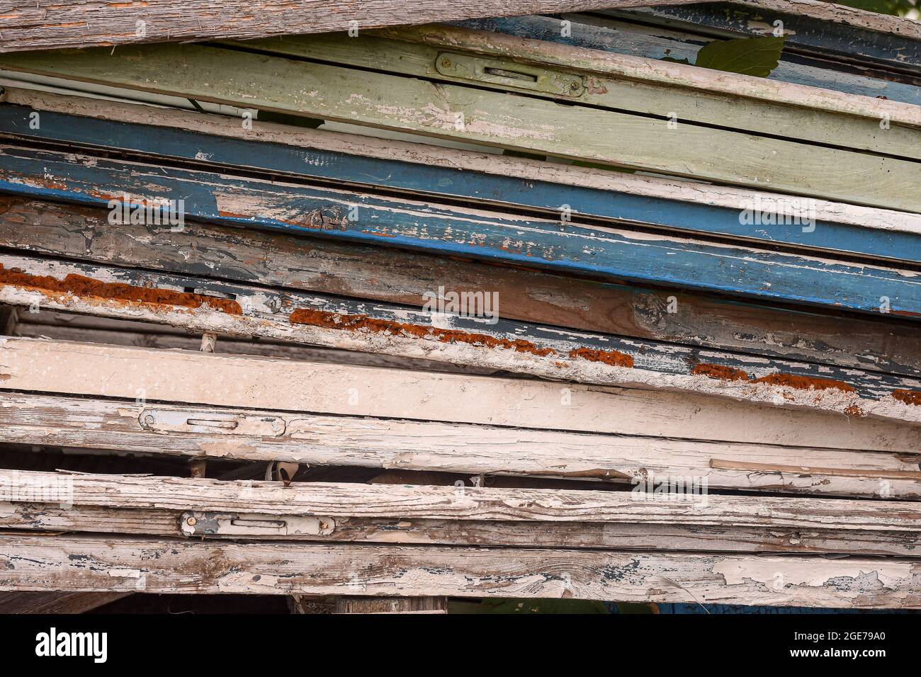 anciennes portes-balcons en bois. les anciennes planches en bois se trouvent l'une au-dessus de l'autre. Banque D'Images