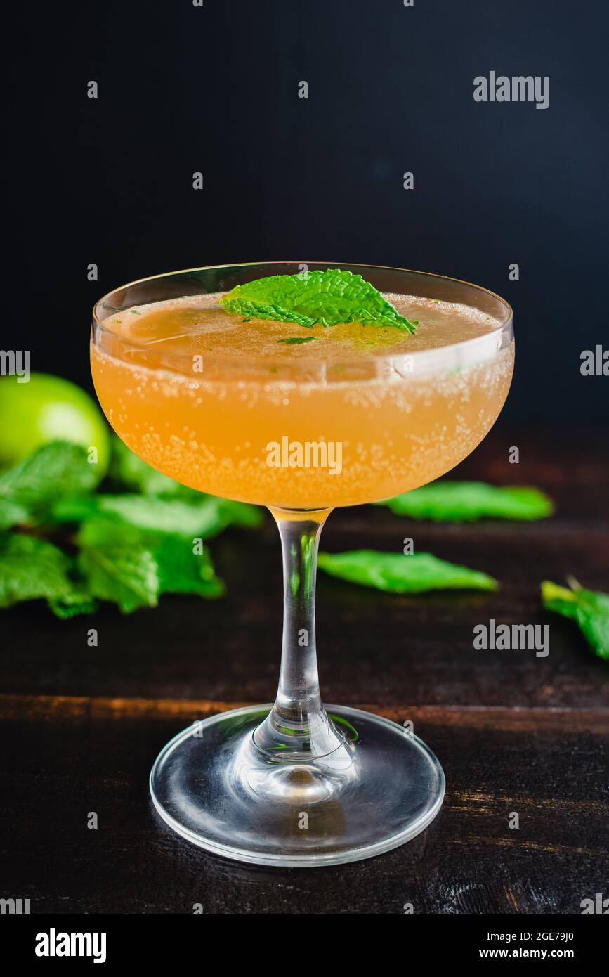 Vieux cocktail cubain à base de rhum, de menthe et de vin mousseux : un  cocktail à base de rhum foncé servi dans un verre coupé Photo Stock - Alamy