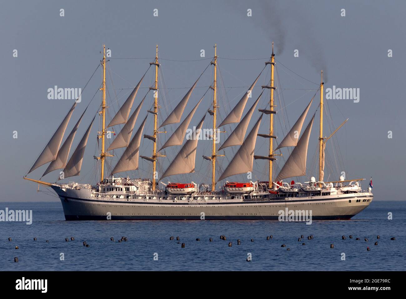 Le bateau de croisière Golden Horizon navigue dans Torbay, Devon,  Royaume-Uni. Le majestueux bateau est le plus grand bateau à voile carré au  monde Photo Stock - Alamy