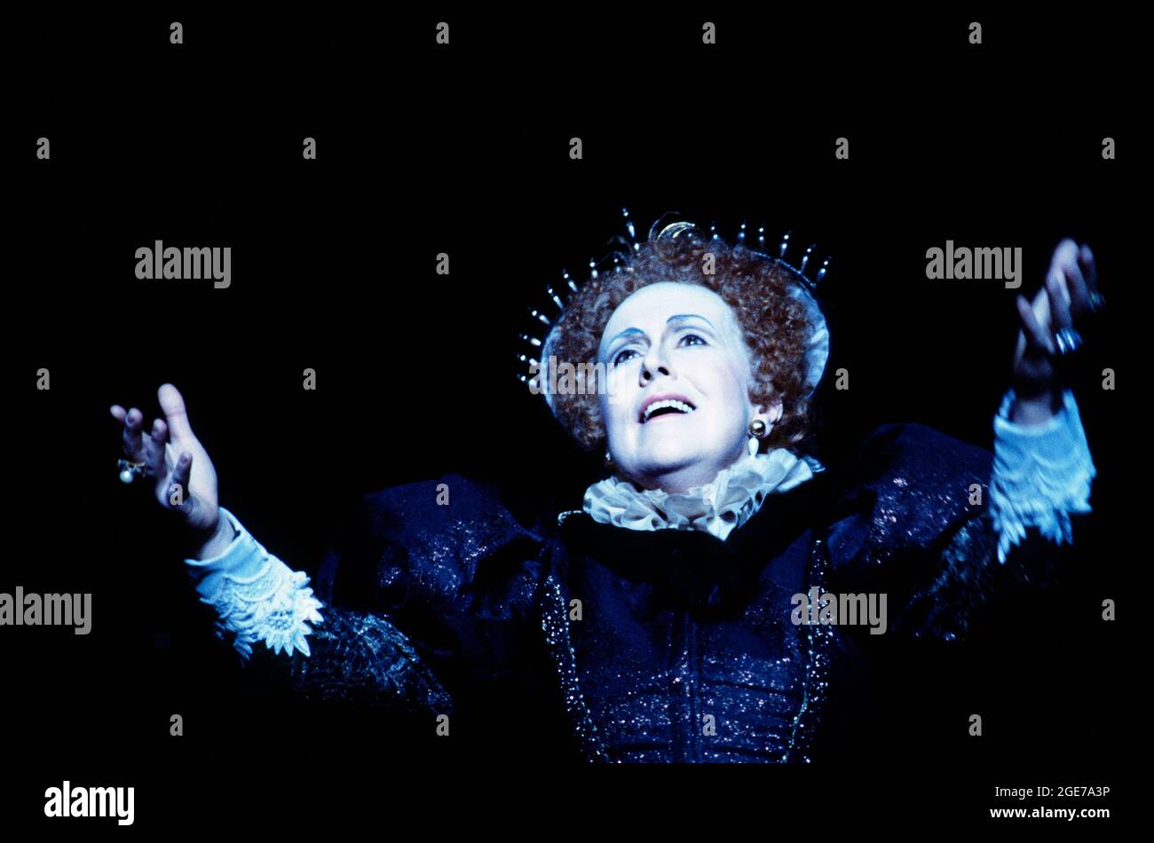 Sarah Walker (Reine Elizabeth I) dans GLORIANA par Benjamin Britten à l'Opéra national anglais (ENO), London Coliseum WC2 12/03/1984 (Gala royal) chef d'orchestre: Mark Elder design: Alix Stone directeur: Colin Graham Banque D'Images