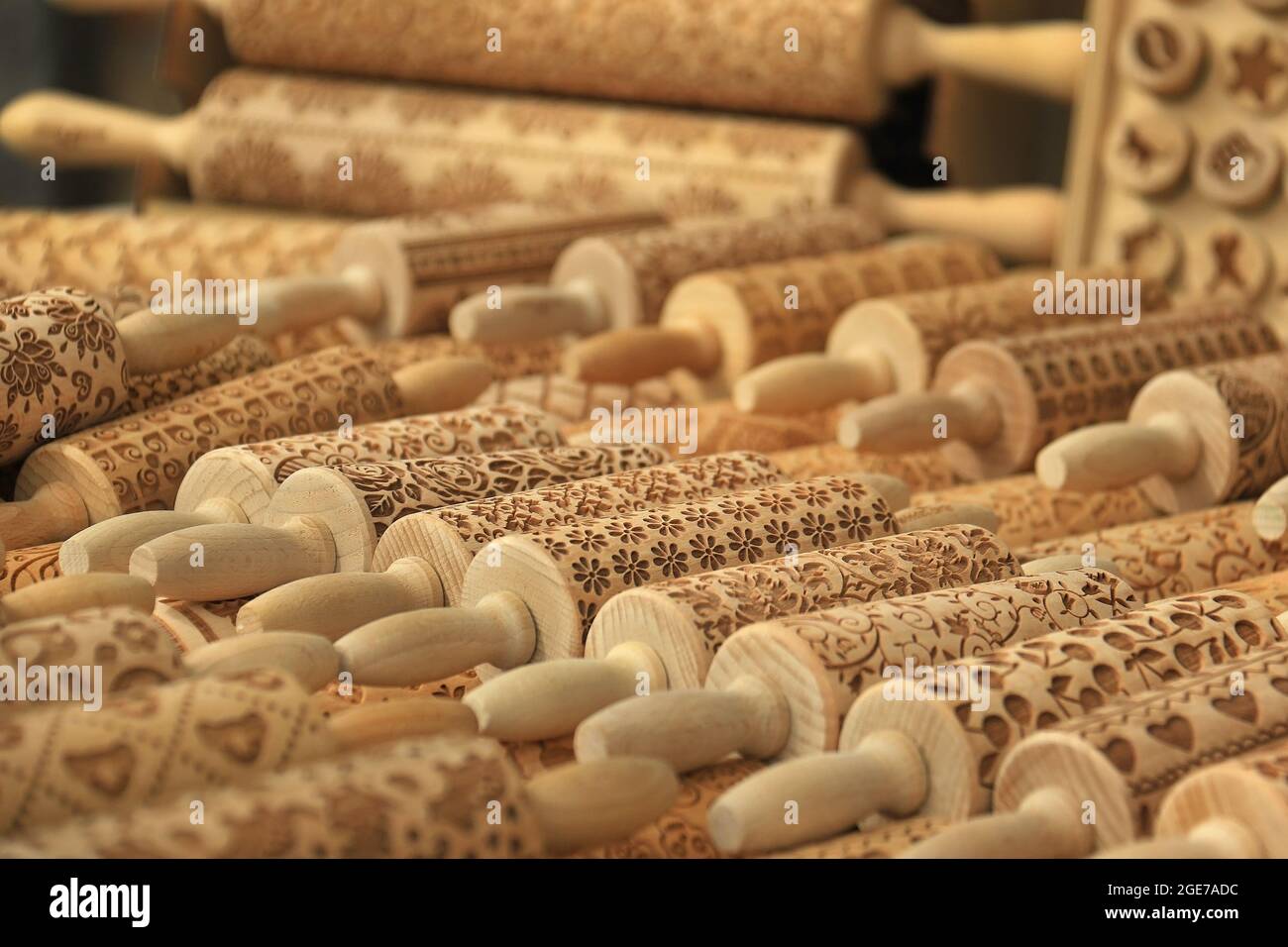Un affichage de goupilles en bois avec différentes conceptions. Banque D'Images