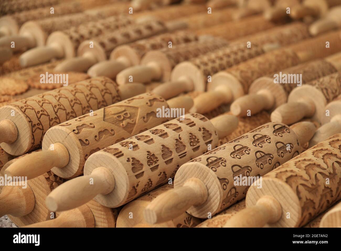 Un affichage de goupilles en bois avec différentes conceptions. Banque D'Images