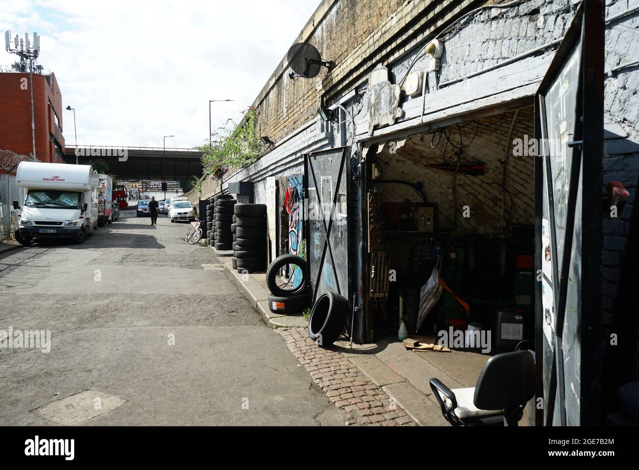 Garages automobiles à Westbourne Park le long de Little Venice, de Warwick Ave à Ladbroke Grove, à Londres, Angleterre, Royaume-Uni Banque D'Images