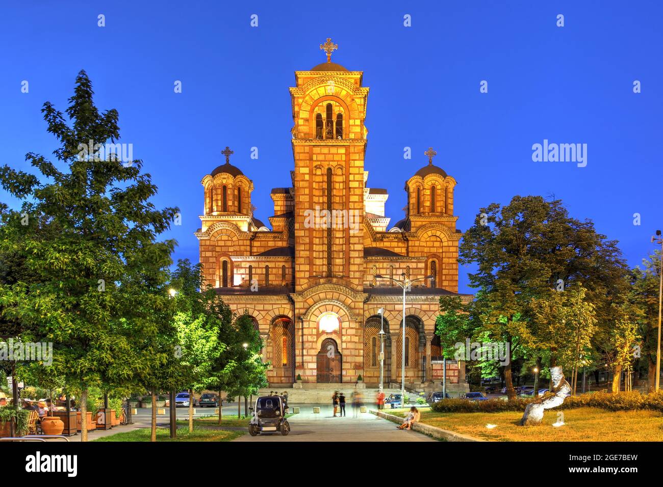 Église orthodoxe serbe de Saint-Marc dans le parc de Tašmajdan à Belgrade, Serbie la nuit. Banque D'Images