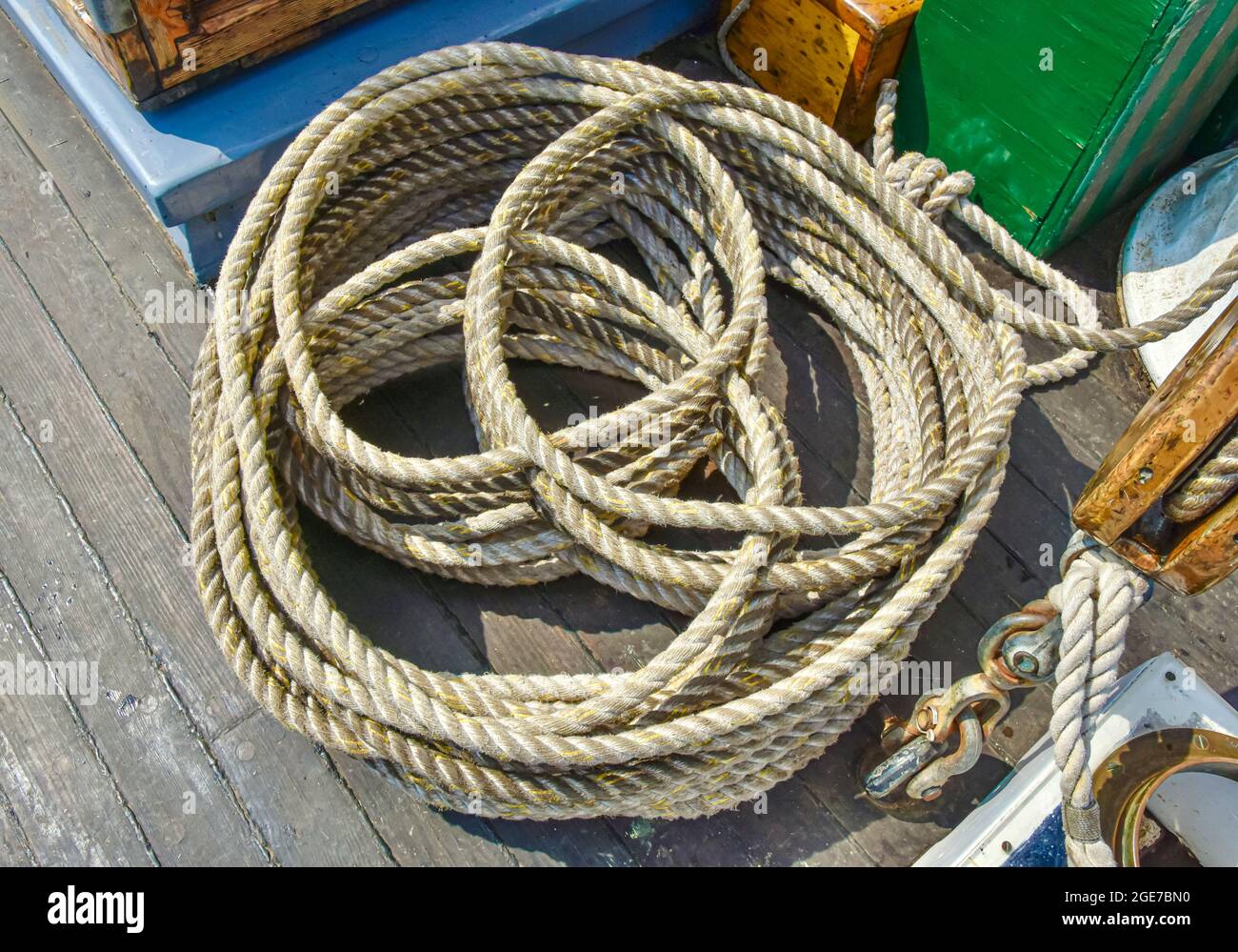 Le ropwork traditionnel sur un vieux voilier est conçu pour garder le pont en sécurité et en ordre. Gros plan. Banque D'Images