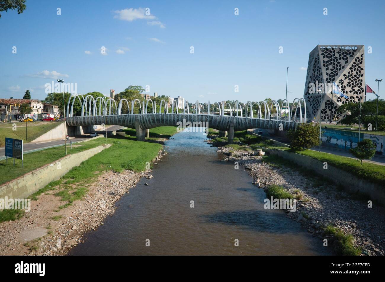 Cordoba, Argentine - janvier, 2020: Vue sur la rivière Rio Suquia, pont appelé Puente del Bicentenario et la construction du Centro Civico dans le quartier de la ville Banque D'Images