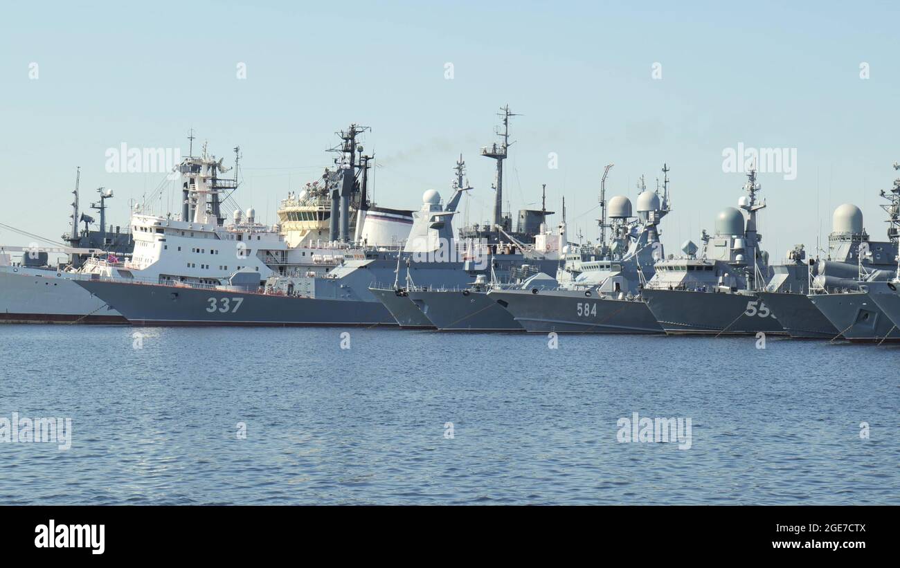 ST. PETERSBOURG, RUSSIE - JUILLET 2021. Base militaire russe à Kronstadt. Navires de guerre à la jetée Banque D'Images