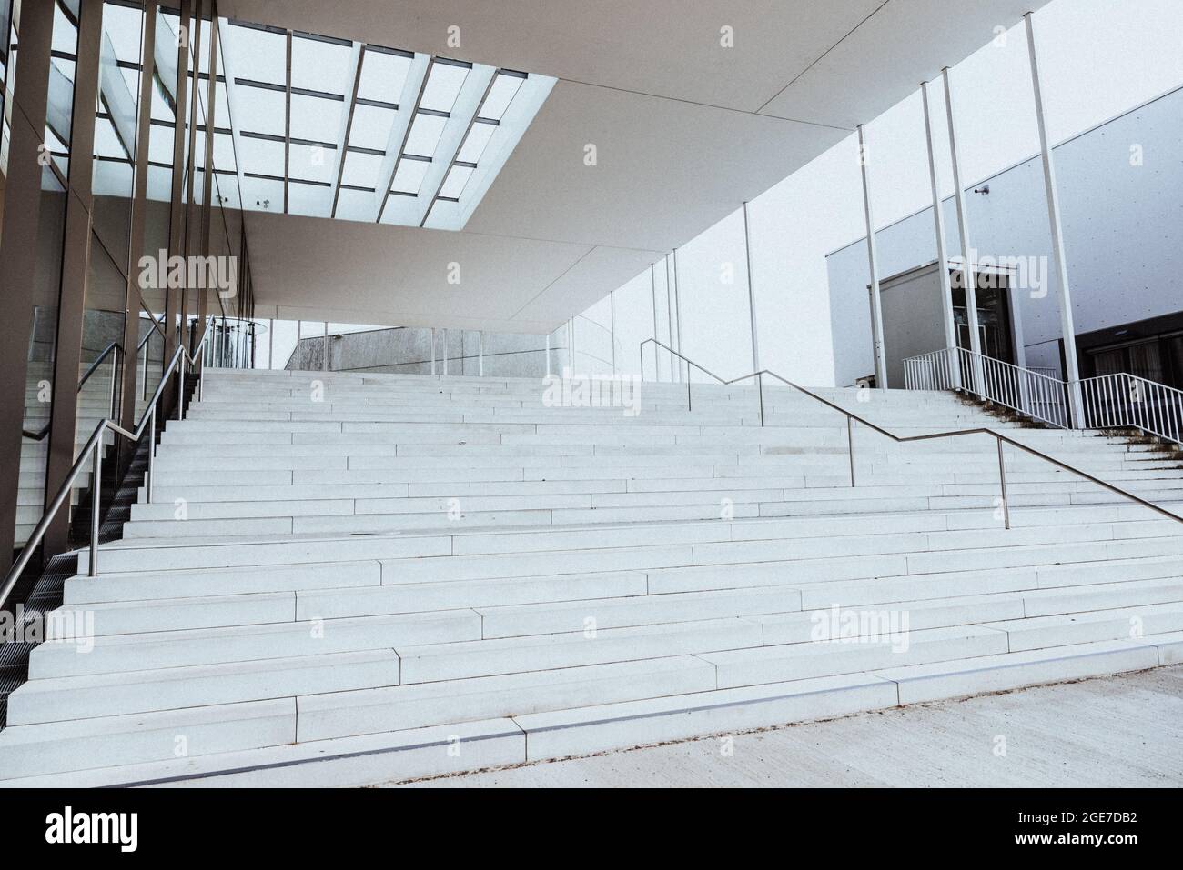 Bel escalier moderne et luxueux à l'université Heinrich Heine de Düsseldorf Banque D'Images