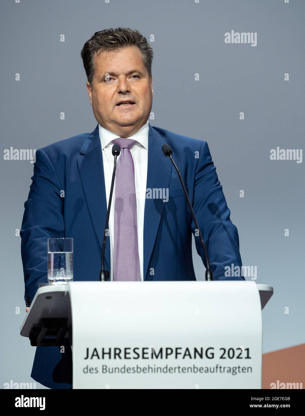 Berlin, Allemagne. 17 août 2021. Jürgen Dusel, Commissaire du gouvernement fédéral pour les questions relatives aux personnes handicapées, s'exprime lors de la réception annuelle en ligne du Commissaire aux personnes handicapées. Le Commissaire aux personnes handicapées, qui est nommé par le Cabinet fédéral pour la durée de chaque période législative, est la personne-ressource centrale du gouvernement fédéral pour toutes les questions touchant les personnes handicapées. Credit: Bernd von Jutrczenka/dpa/Alamy Live News Banque D'Images