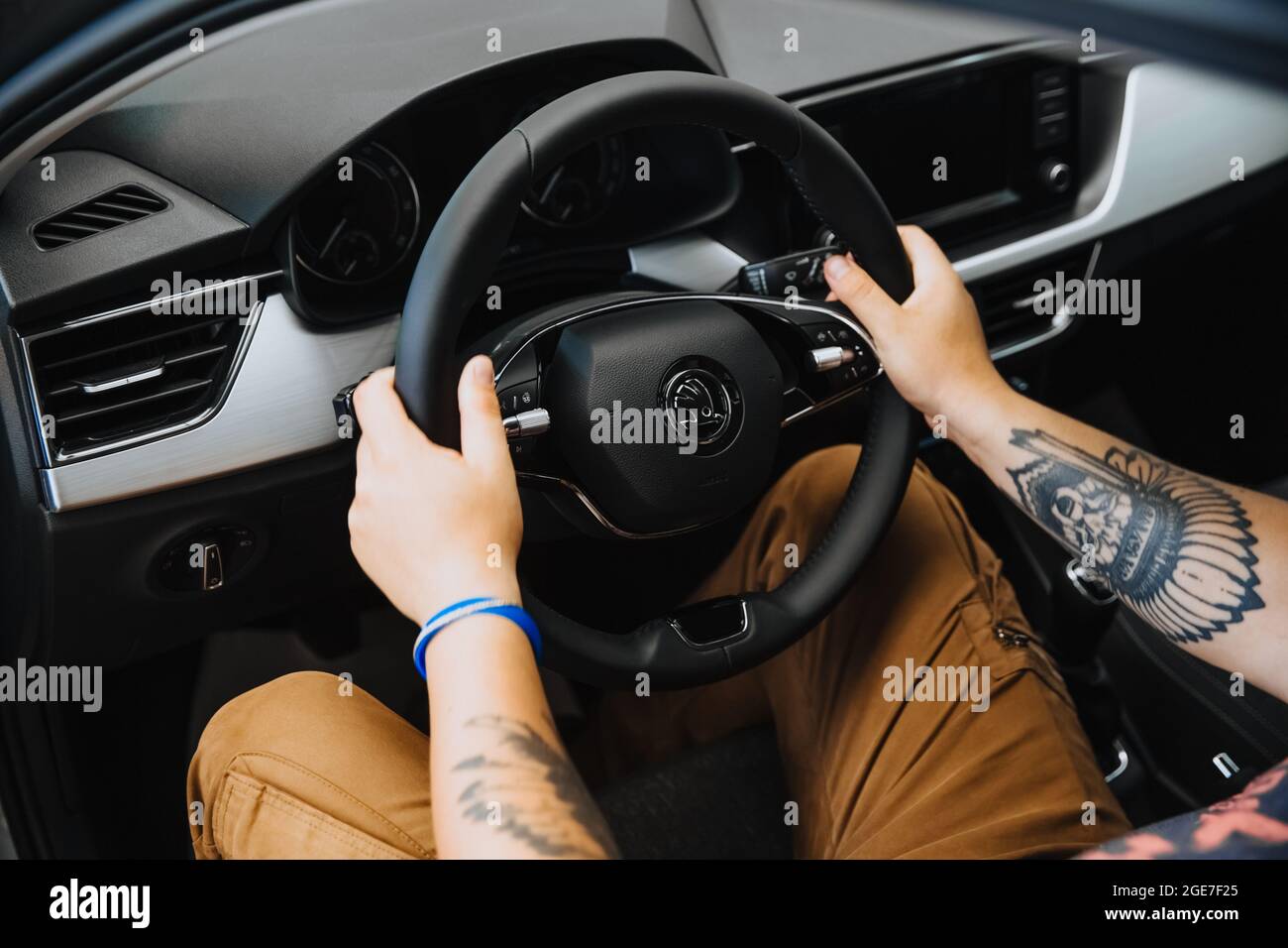 Zaporozhye,Ukraine- juillet 03 2020 : LA main d'un homme tient le volant d'une voiture. Banque D'Images