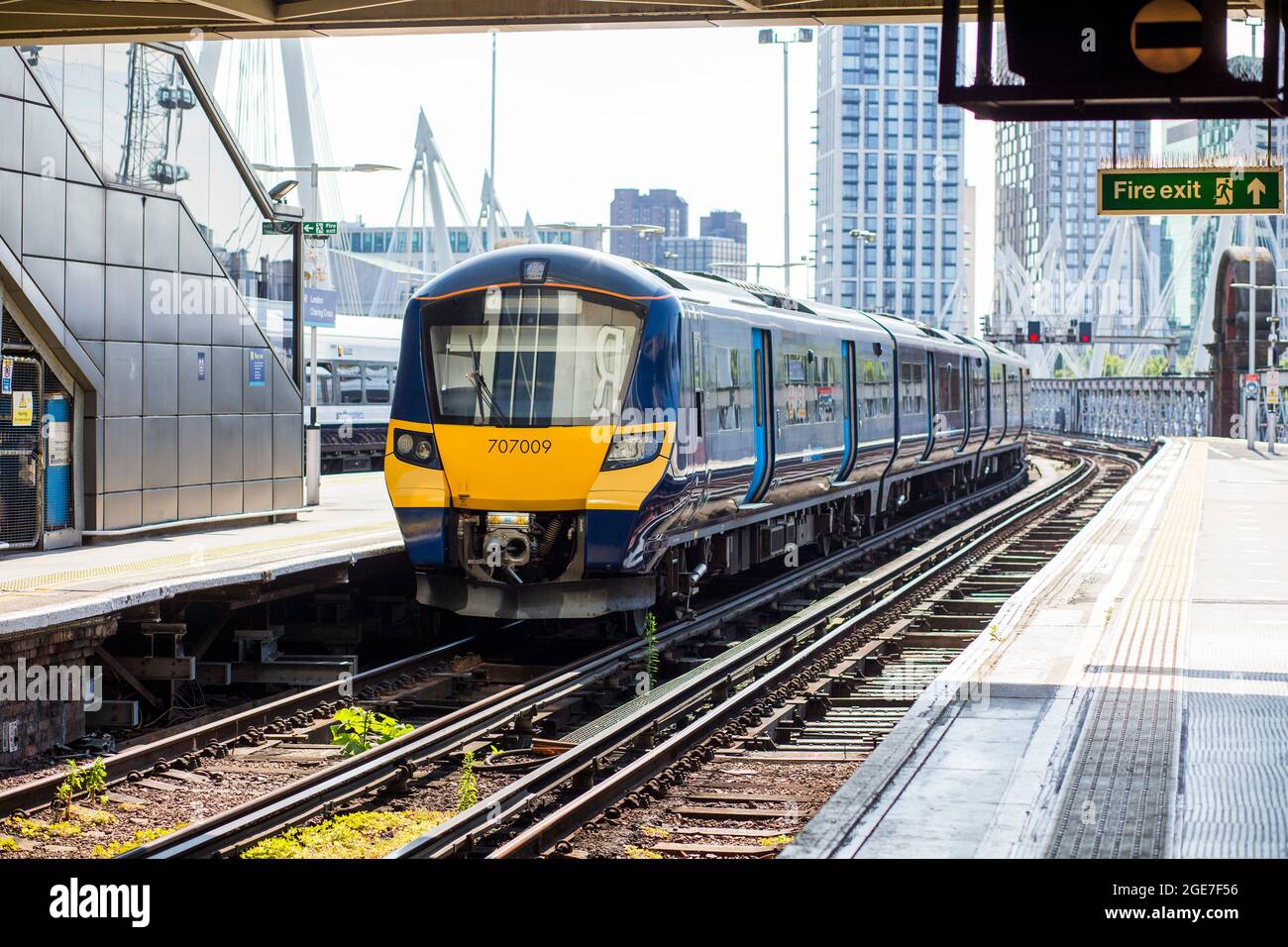 Un train City Beam de 707 part de la gare de Charing Cross.Le train est l'un des nouveaux trains à mettre en service sur le réseau Southeastern Railway.Il a une nouvelle décoration étonnante et est un train Siemens.Le British Rail Class 707 Desiro City est une unité multiple électrique. Banque D'Images