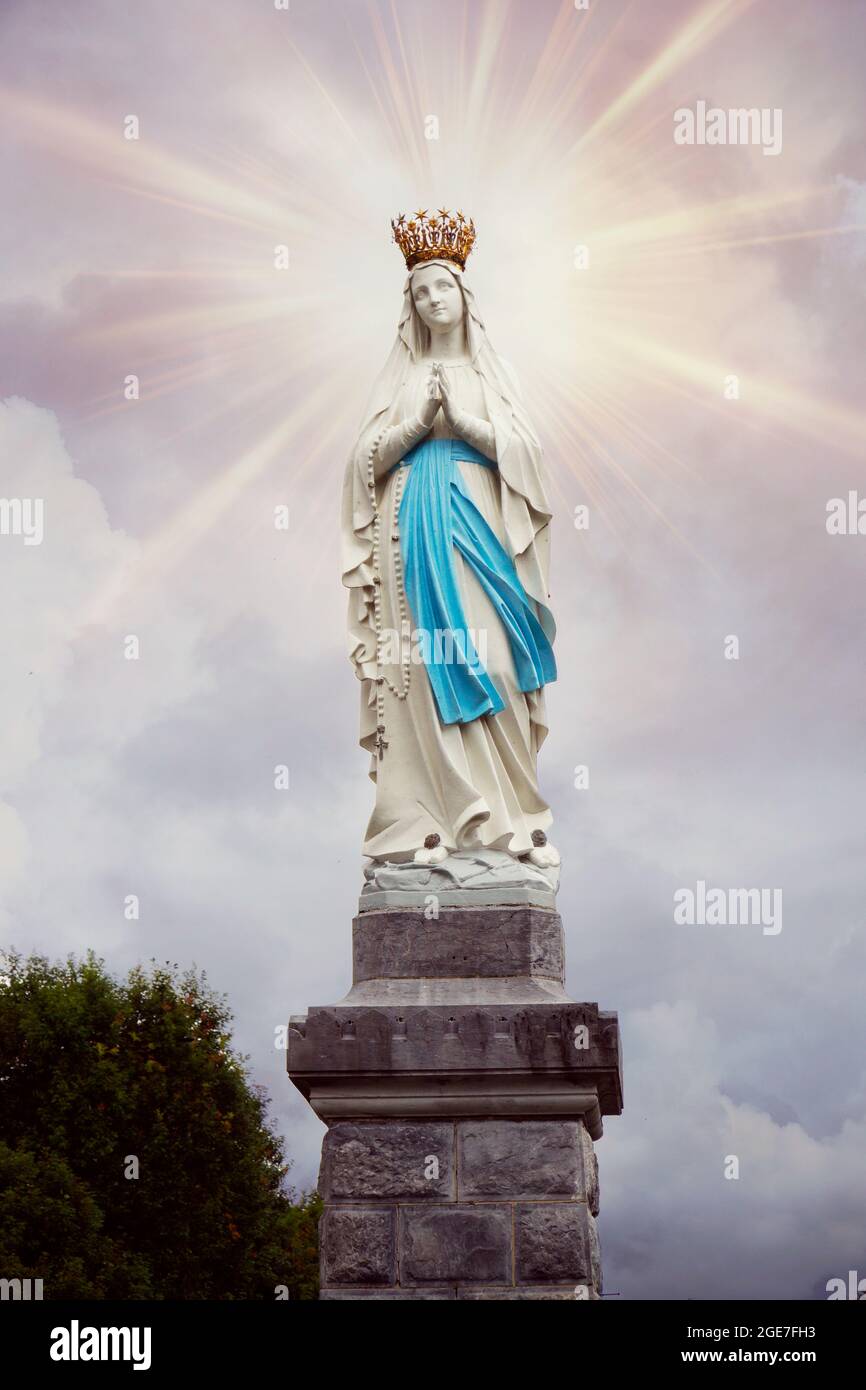 La statue de la Vierge Marie dans le sanctuaire de Lourdes, en France, l'un des plus importants lieux de pèlerinage chrétien. Banque D'Images