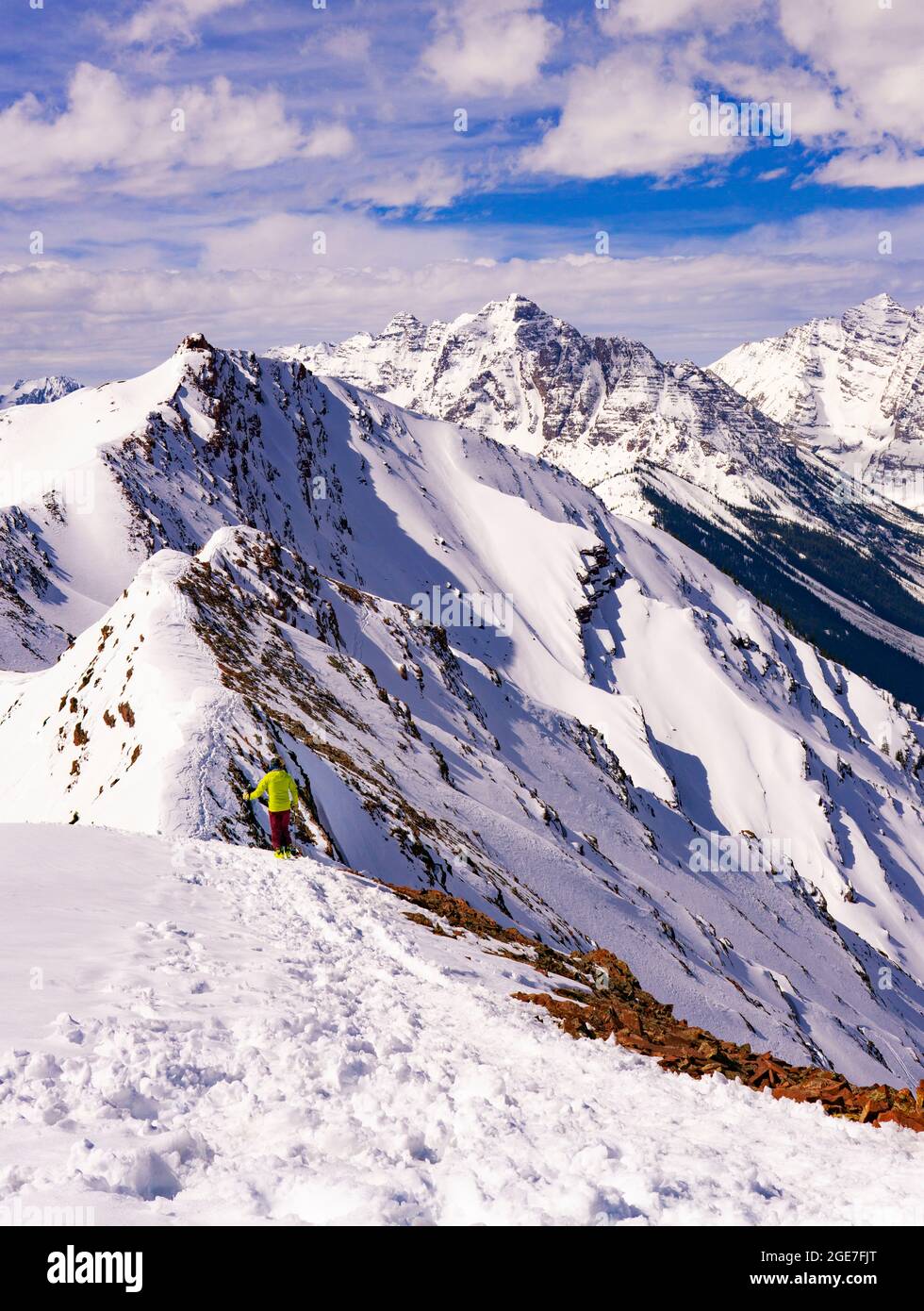 Personne Trekking dans l'extrême hiver Rocky Mountain Peaks Banque D'Images