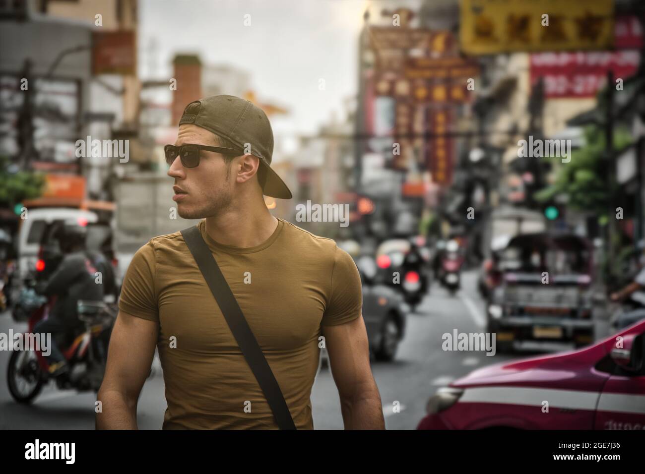 Beau jeune homme marchant dans Bangkok, Thaïlande Banque D'Images