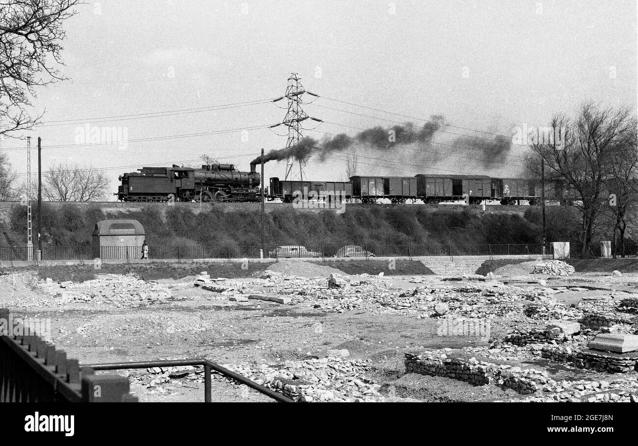 Locomotive à vapeur passant le parc archéologique d'Aquincum Budapest, Hongrie en 1958 Banque D'Images