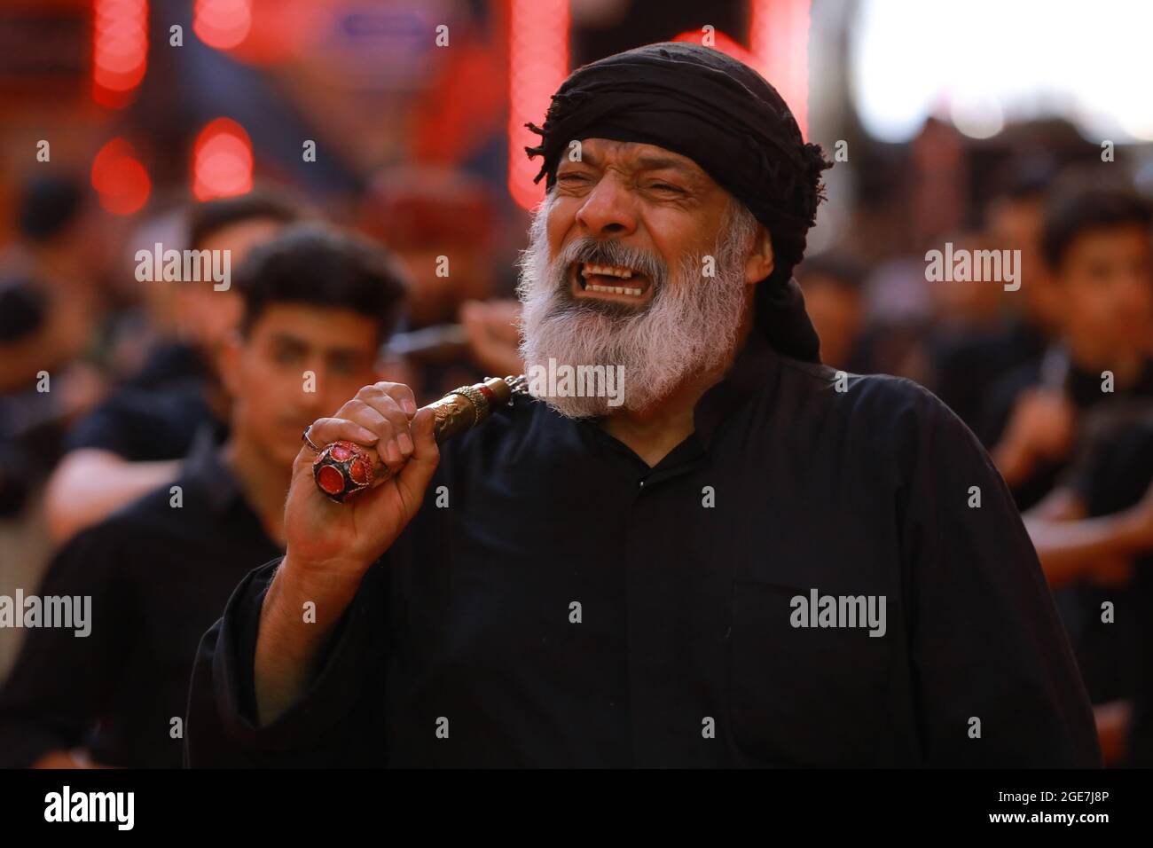 Karbala, Irak. 17 août 2021. Un musulman chiite irakien se bat avec des chaînes alors qu'il prend part à une procession le 8ème jour du mois Saint de Muharram avant le jour de l'Ashira. Muharram est considéré comme un mois de deuil pour les musulmans chiites, dans lequel ils commémorent le martyre du petit-fils du prophète islamique Mohammad. Credit: Ameer Al Mohmedaw/dpa/Alamy Live News Banque D'Images