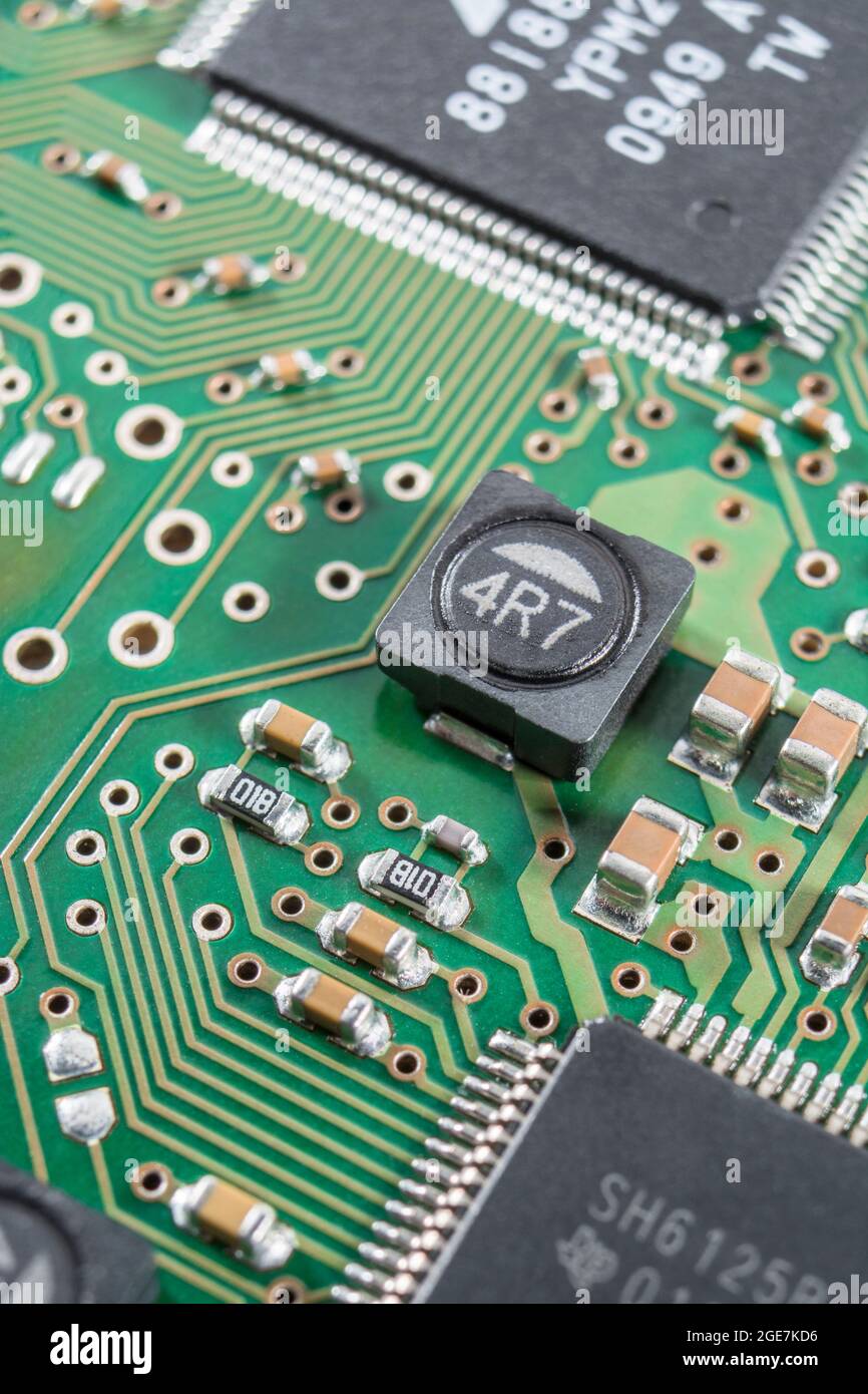 Gros plan d'une inductance de puissance blindée sur un circuit imprimé à montage en surface / SM (le blindage coupe les interférences magnétiques) + d'autres composants SM. Marques non connues. Banque D'Images