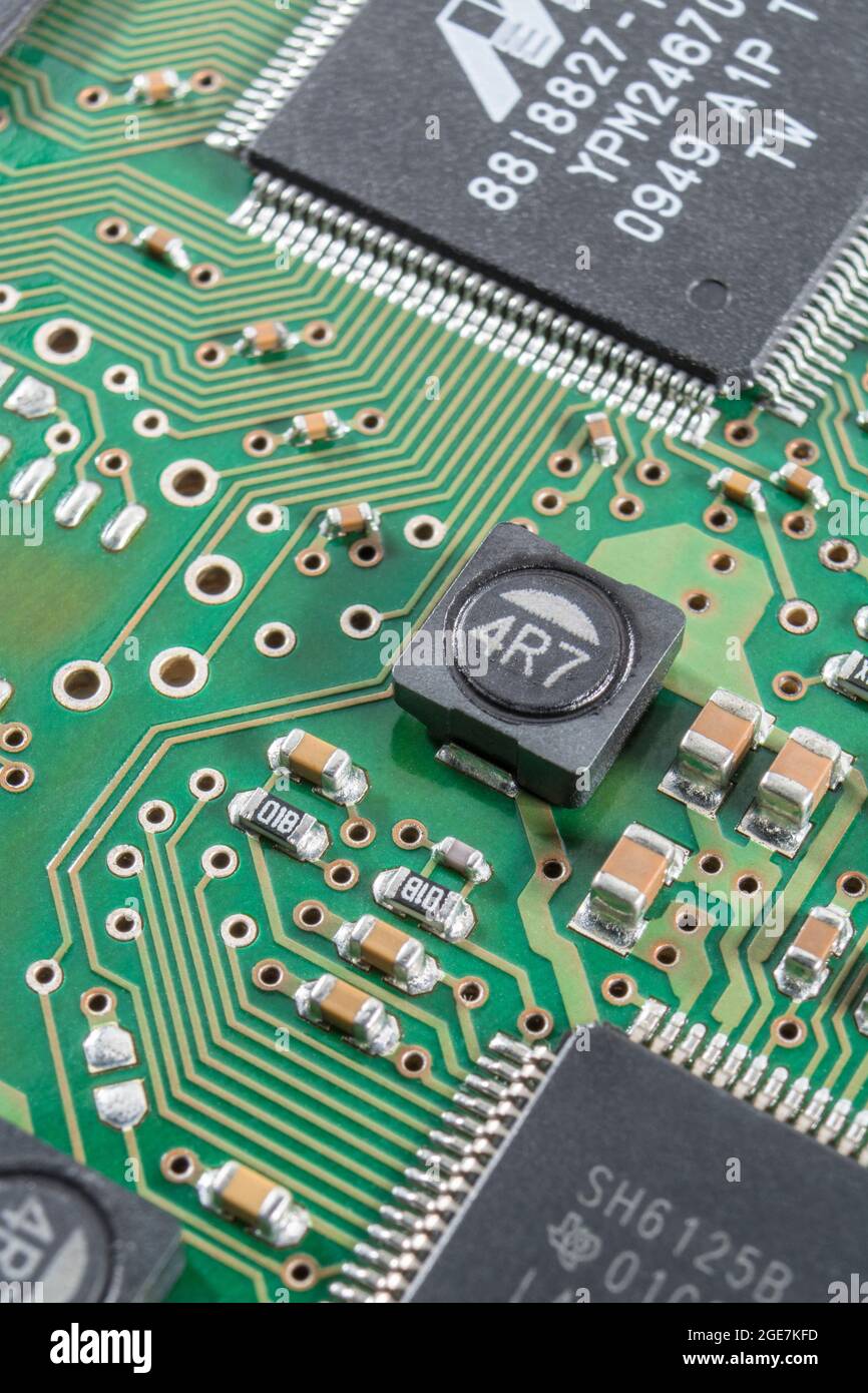 Gros plan d'une inductance de puissance blindée sur un circuit imprimé à montage en surface / SM (le blindage coupe les interférences magnétiques) + d'autres composants SM. Marques non connues. Banque D'Images