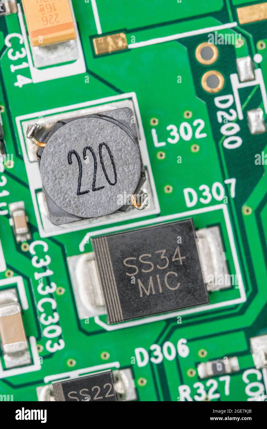 Inductance de puissance macro à montage en surface / SM sur ci. Vous ne savez pas si cela est classé comme condensateur semi-blindé ou blindé + diode barrière Schottky. Banque D'Images