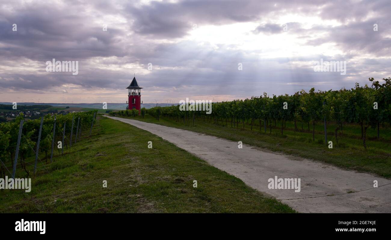 Rayons de soleil qui brillent par les nuages au-dessus de la tour d'observation de Bourgogne dans la région viticole de Rhénanie Palatinat, Allemagne. Banque D'Images