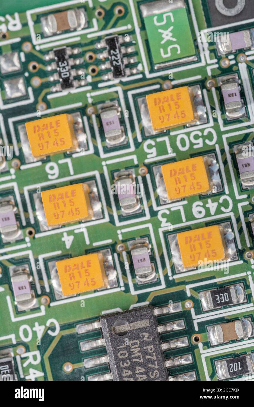 Macro de 6 composants à montage en surface / SM Dale (éventuellement condensateurs au tantale) sur ci vert + autres pièces. Concentrez-vous sur la surface supérieure des pièces Dale. Voir Remarques. Banque D'Images