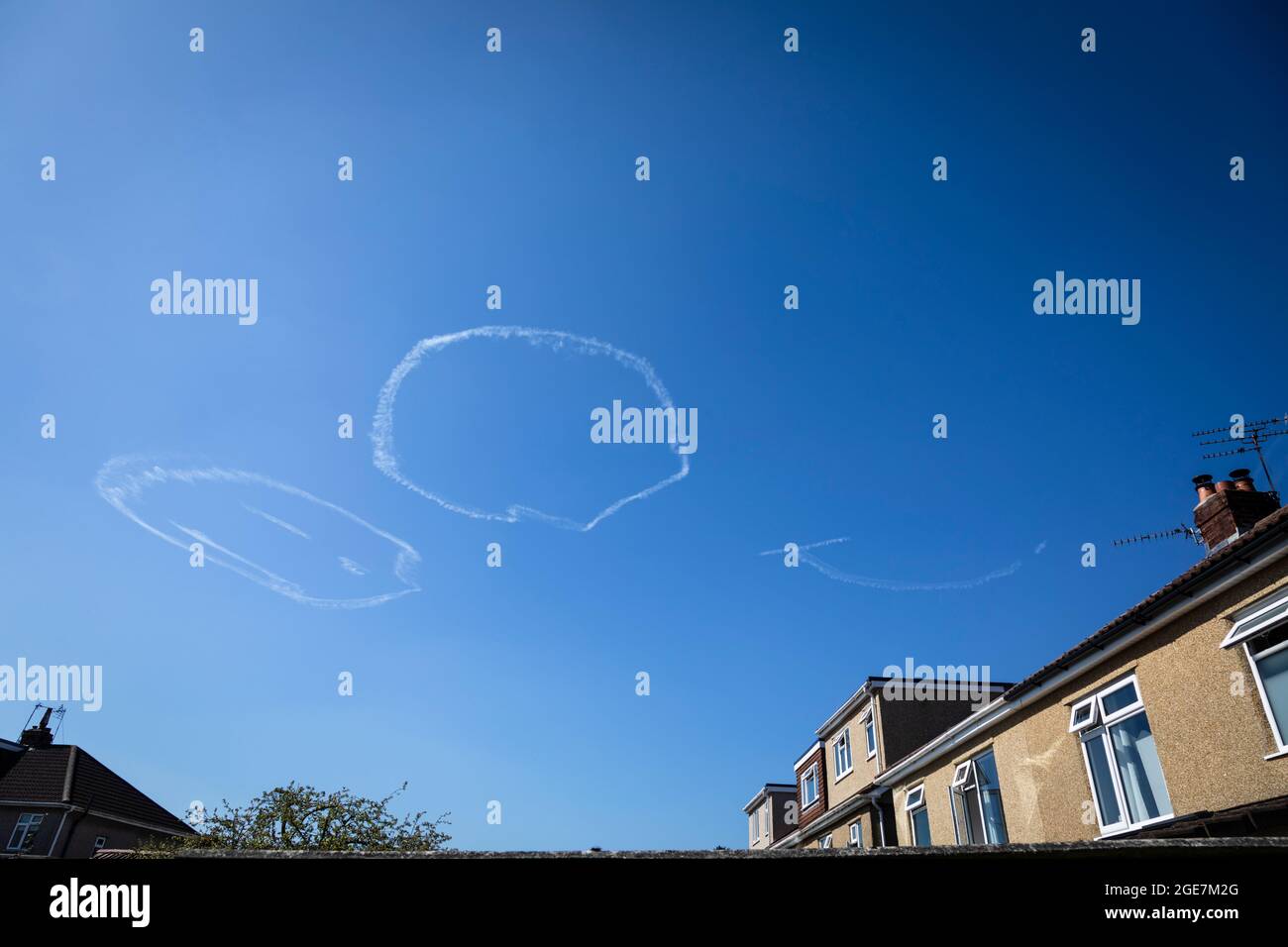 Avions 'con traques' en forme de visage contrastant avec le ciel bleu, Angleterre. Banque D'Images