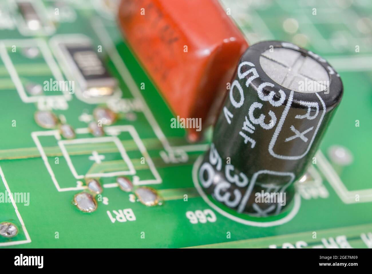 Gros plan du condensateur électrolytique aluminium sur ci, avec marquage de  la puissance nominale des composants et évent, avec condensateur à film  trempé. Marques non identifiées Photo Stock - Alamy