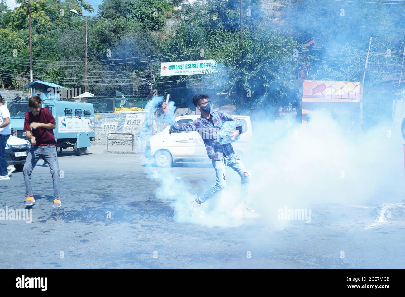 LA POLICE INDIENNE A MIS EN DÉTENTION DES MOUNEURS CHIITES DE KASHMIRI EN CRIANT DES SLOGANS RELIGIEUX ALORS QU'ILS TENTENT DE PRENDRE PART À LA PROCESSION DE MUHARRAM À SRINAGAR LE 17 2021 AOÛT Banque D'Images