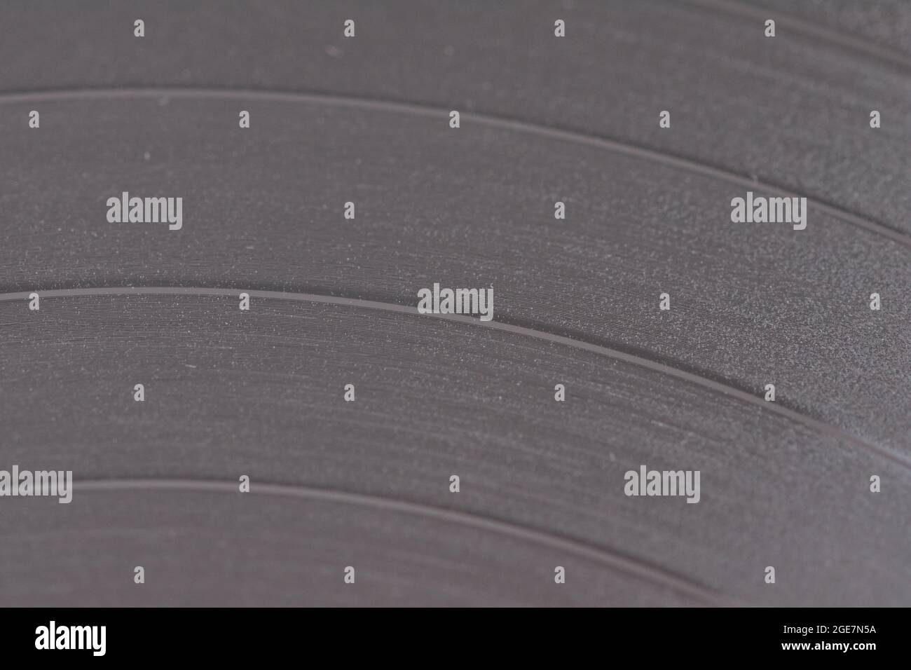 Vinyle agrandi, poussière et fougère dans les rainures avec de la musique. Banque D'Images