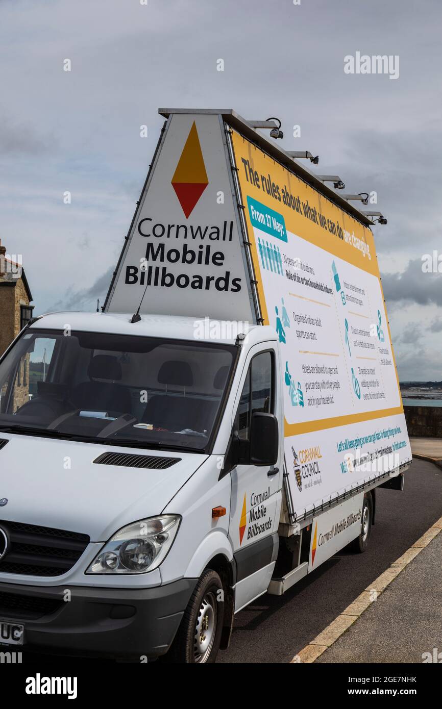 Panneaux d'affichage mobiles alertant les passants des règles relatives à Covid-19, Cornwall, Angleterre. Banque D'Images
