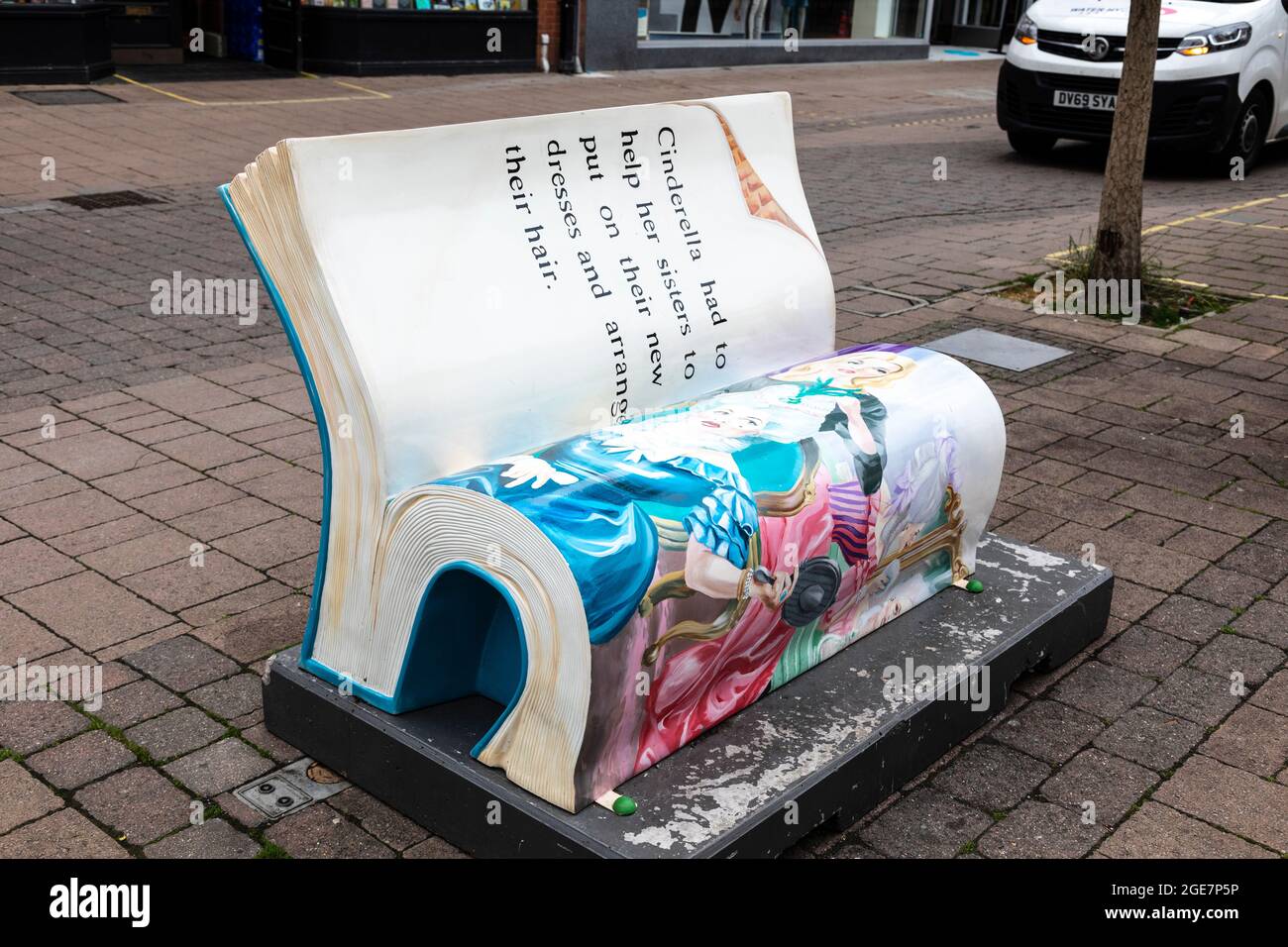 L'une des huit BookBenches peintes à la main à Loughborough pour célébrer les 100 ans de Ladybird Books. Banque D'Images