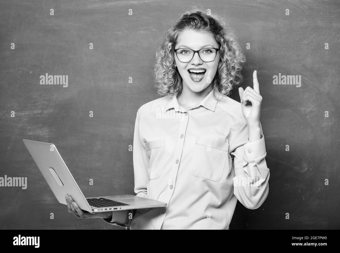 L'école en ligne. Étudiant de la tige. L'informatique et la programmation. Cours en ligne de l'enseignement. Étudier en ligne. Ordinateur portable enseignant tableau arrière-plan. Femme surf Banque D'Images