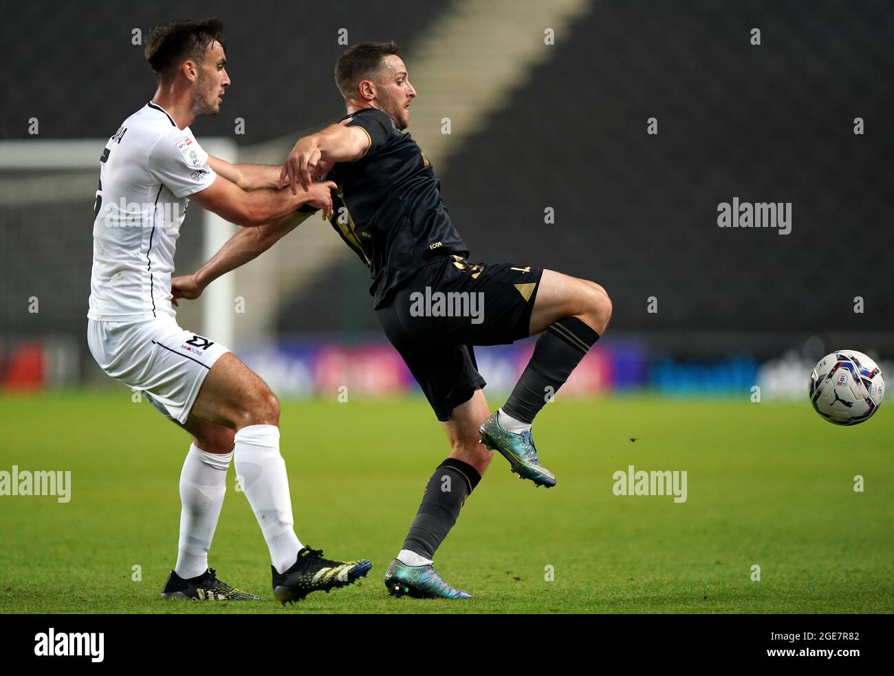 Conor Washington de Charlton Athletic (à droite) et Warren O'Hora de Milton Keynes se battent pour le ballon lors du match de la Sky Bet League One au stade MK, Milton Keynes. Date de la photo: Mardi 17 août 2021. Banque D'Images