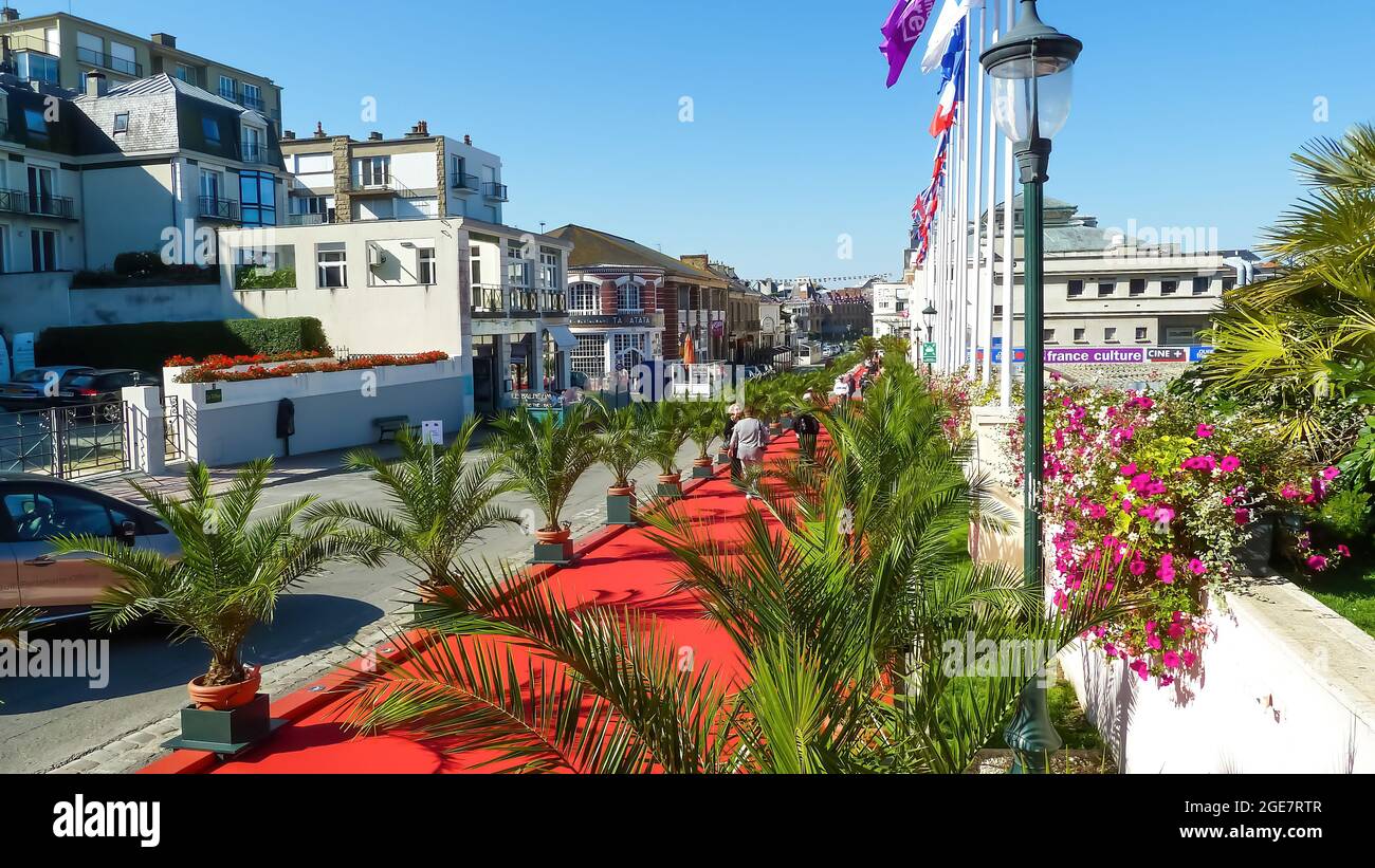 Dinard, France - septembre 15. 2015: Vue sur la rue bordée de palmiers avec tapis rouge au casino pendant le festival du film britannique Banque D'Images