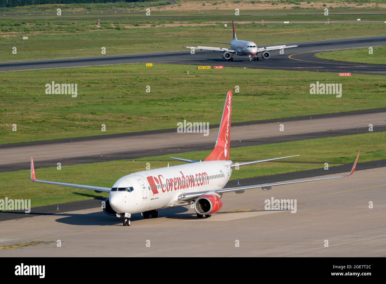 Aéroport de Cologne-Bonn, CGN, Corendon Boeing 737, sur le taxi, derrière lui Lauda Airbus après l'atterrissage, NRW, Allemagne Banque D'Images