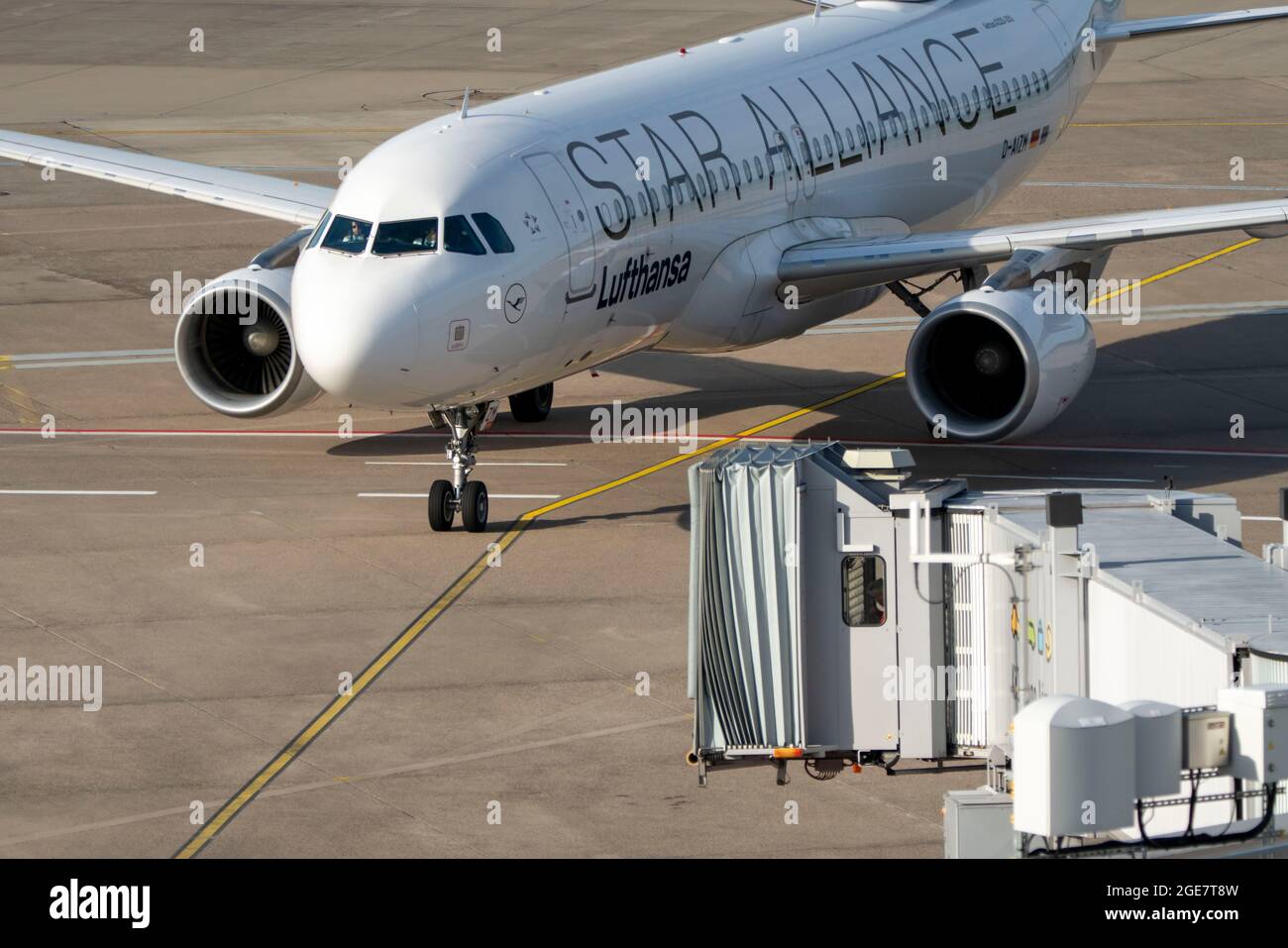 Aéroport de Cologne-Bonn, CGN, Lufthansa Airbus, Star Alliance, en train de prendre le taxi pour se rendre au terminal après l'atterrissage, NRW, Allemagne Banque D'Images