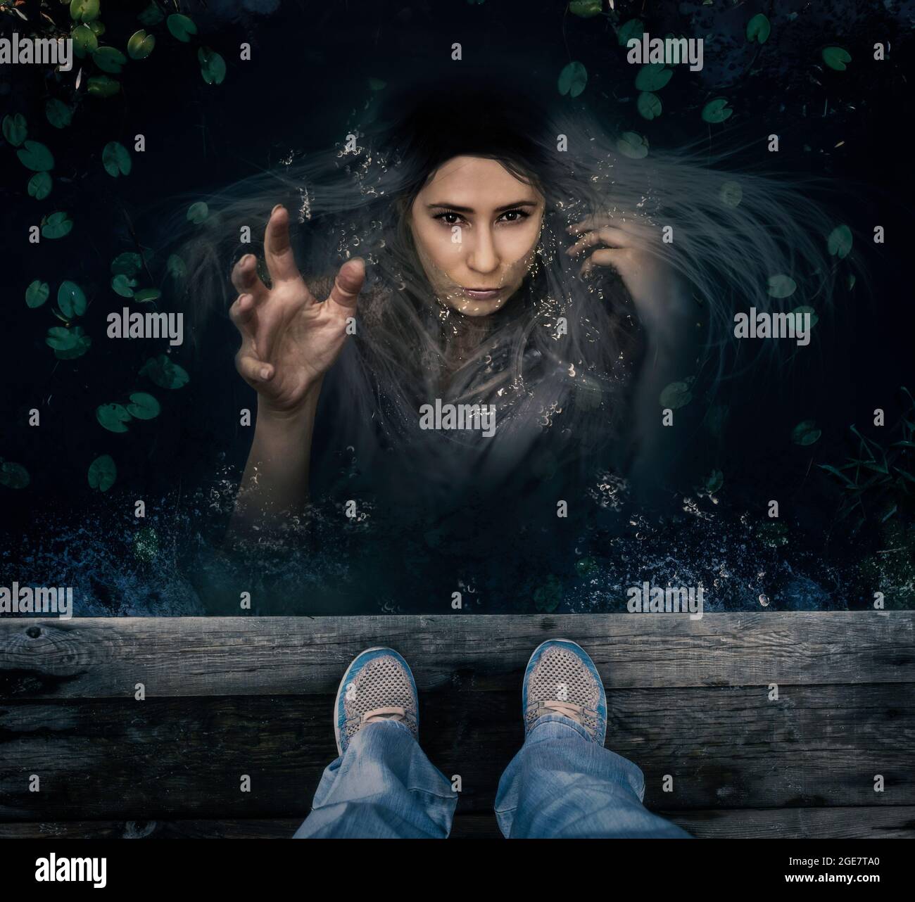 le personnage de sirène sort de l'eau pour faire glisser une personne vers le bas. personnage pour halloween. couverture de livre. Banque D'Images