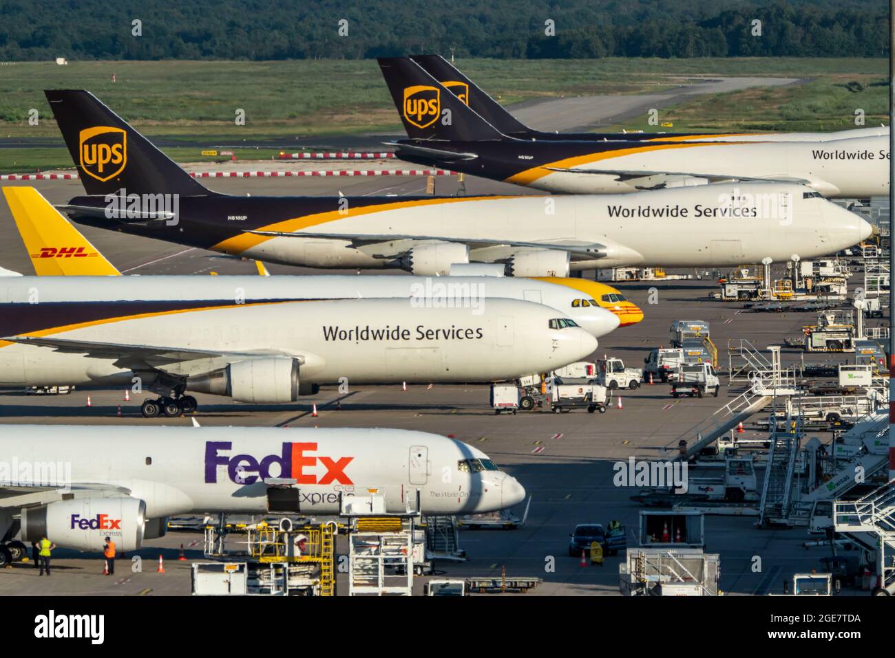 Aéroport de Cologne-Bonn, CGN, avion cargo debout devant le centre de fret aérien, chargé et déchargé, NRW, Allemagne, Banque D'Images
