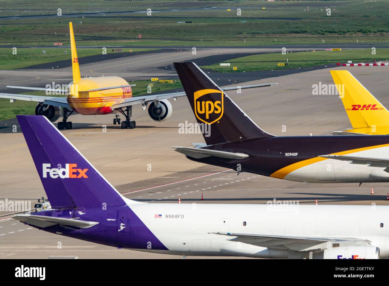 Aéroport de Cologne-Bonn, CGN, avion cargo debout devant le centre de fret aérien, chargé et déchargé, DHL Boeing 777 pour le décollage, N Banque D'Images