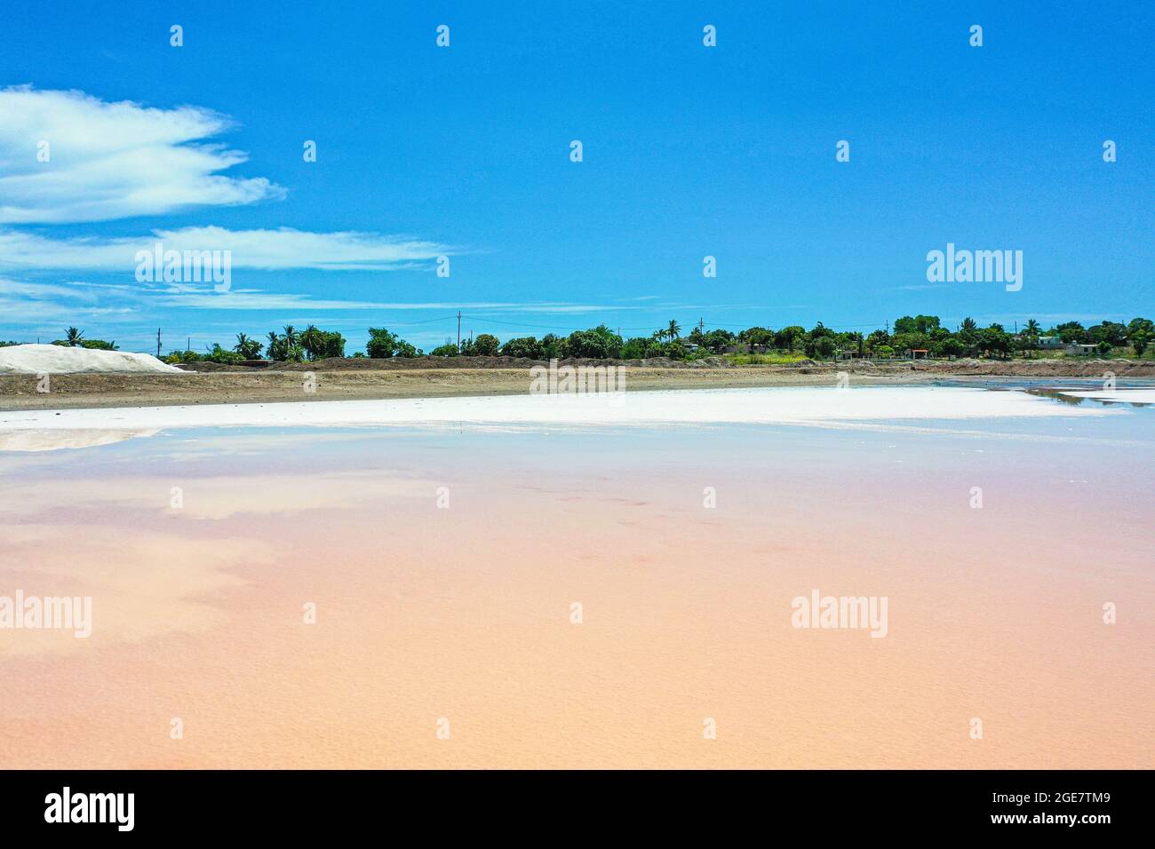 Reflet miroir du ciel bleu dans un étang d'eau salée de l'eau de mer dessalé pour l'extraction du sel dans la communauté de Yavaros, municipalité de Huatabampo, Sonora, Mexique. Extraction de solution hydraulique ou salée, eau sous la surface de la terre qui dissout les dépôts de sel, Formation d'une saumure pendant le processus. Couleur orange, couleurs, couleur rose, (photo de Luis Gutierrez / NortePhoto.com) Reflejo tipo espejo de y cielo azul en estanque de agua salada proveniente del agua de mar en proceso de desalinar para extracion de sal en la comunidad de Yavaros municipio de Huataba Banque D'Images