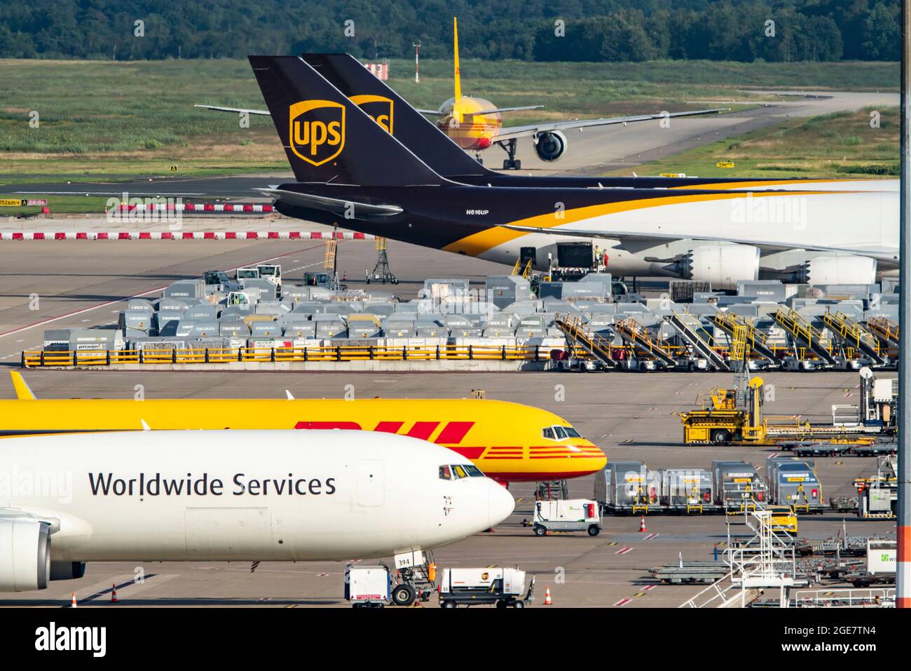 Flughafen Köln-Bonn, CGN, NRW, Deutschland, Flughafen Köln-Bonn, CGN, Frachtflugzeuge stehen vor dem Luftfrachtzentrum, werden be- und Entladen, DHL B. Banque D'Images