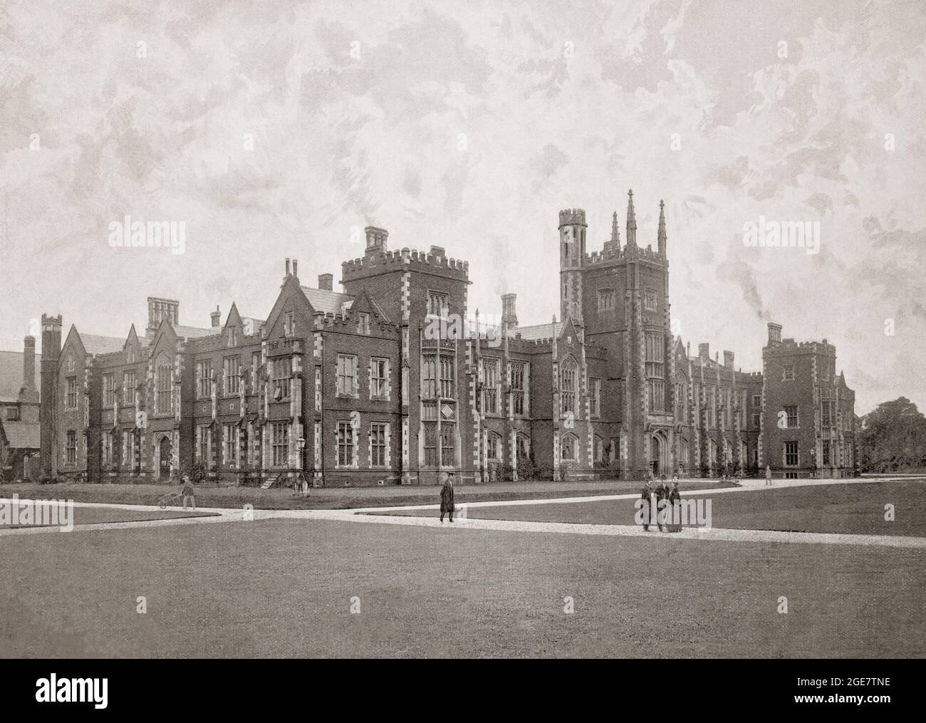 Vue de la fin du XIXe siècle du Queen's College de l'université de Belfast, en Irlande. L'université gothique, conçue par Sir Charles Lanyon, a été la première fois agréée comme 'Queen's College, Belfast' en 1845, lorsqu'elle a été associée au Queen's College, à Cork, Et le Queen's College de Galway, dans le cadre de l'Université Queen's d'Irlande – fondée pour encourager l'enseignement supérieur pour les catholiques et les presbytériens, comme un équivalent du Trinity College de Dublin, alors une institution presque exclusivement anglicane. Banque D'Images