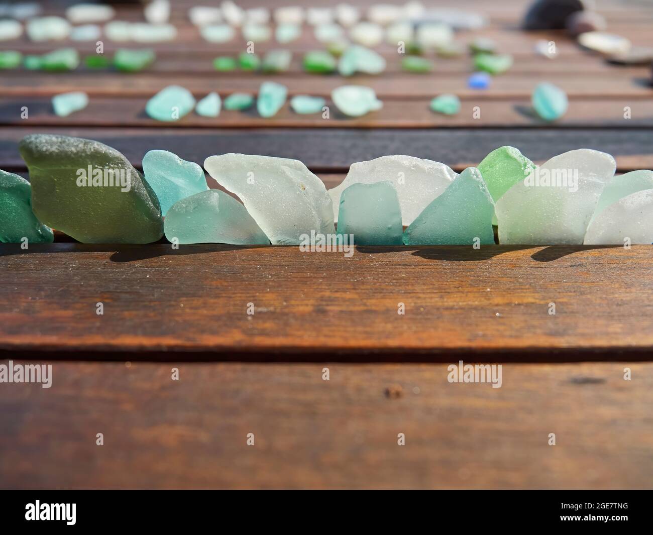 Un trajet fin de verre de mer, doux et translucide et dans un spectre de couleurs, trouvé pendant une promenade le long de la plage de Redcar. À quoi sert-il…?! Banque D'Images Un trajet fin de verre de mer, doux et translucide et dans un spectre de couleurs, trouvé pendant une promenade le long de la plage de Redcar. À quoi sert-il…?! Banque D'Images