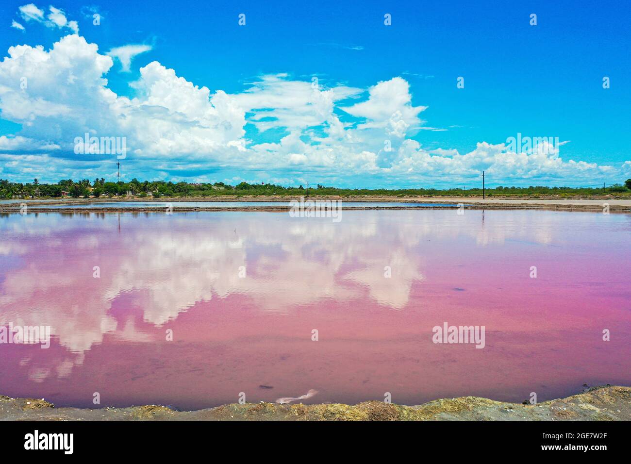 Reflet miroir des nuages et du ciel bleu dans un étang d'eau salée de l'eau de mer étant dessalée pour l'extraction du sel dans la communauté de Yavaros, municipalité de Huatabampo, Sonora, Mexique. Extraction de solution hydraulique ou salée, eau sous la surface de la terre qui dissout les dépôts de sel, Formation d'une saumure pendant le processus .. Couleur verte, couleur orange, couleurs, couleur rose, (photo de Luis Gutierrez / NortePhoto.com) Reflejo tipo espejo de nubes y cielo azul en estanque de agua salada proveniente del agua de mar en proceso de desalinar para extracion de sal en la comunidad de ya Banque D'Images