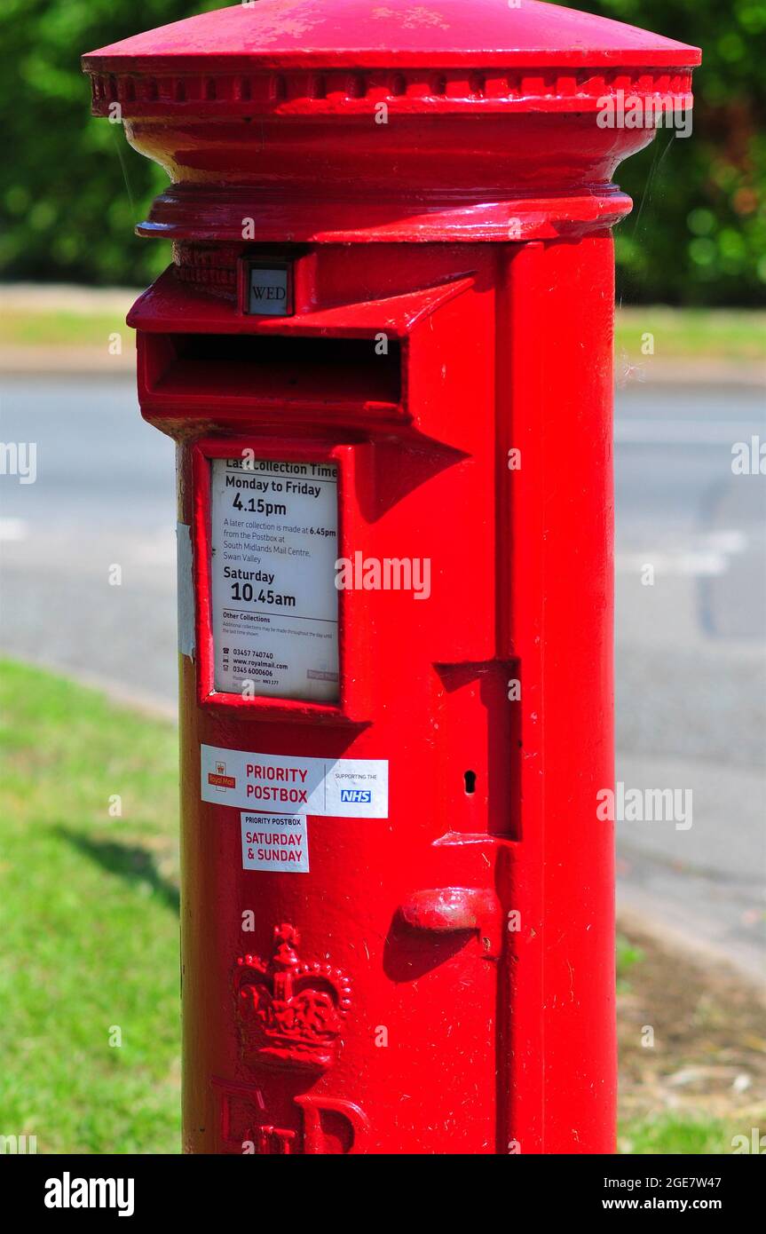 Boîte postale rouge en Angleterre au Royaume-Uni Banque D'Images
