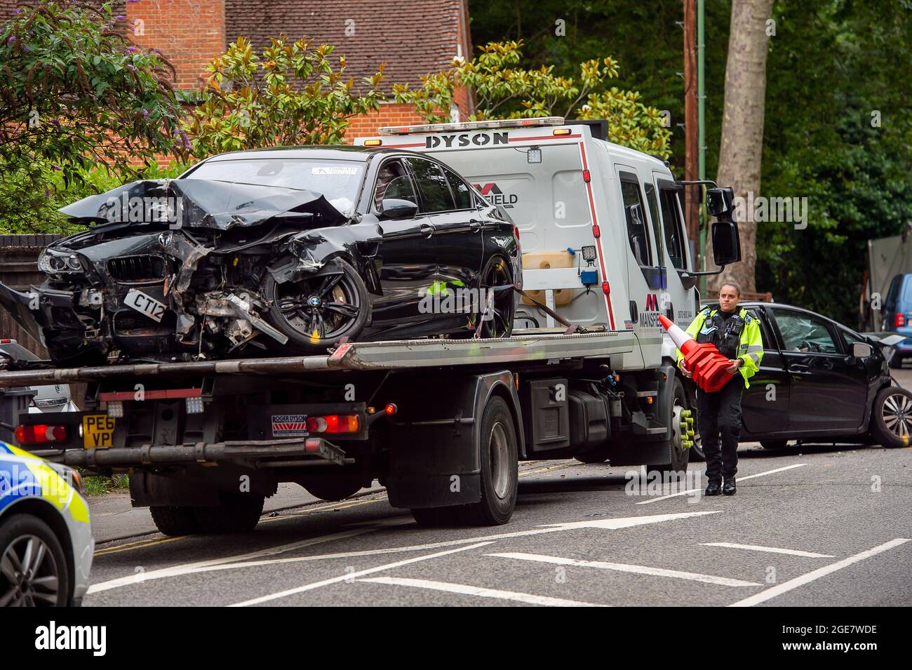 Sunninghill, Berkshire, Royaume-Uni. 17 août 2021. Une partie de l'A329 a été fermée cet après-midi à la suite d'un accident de la route. Le RTA s'est produit près du fameux carrefour en T dangereux sur la B383 à Buckhurst Road et l'A329. Deux voitures ont été gravement endommagées et le mur d'une propriété résidentielle sur l'A329 a été renversé. Une ambulance était présente sur les lieux de l'accident. Crédit : Maureen McLean/Alay Live News Banque D'Images