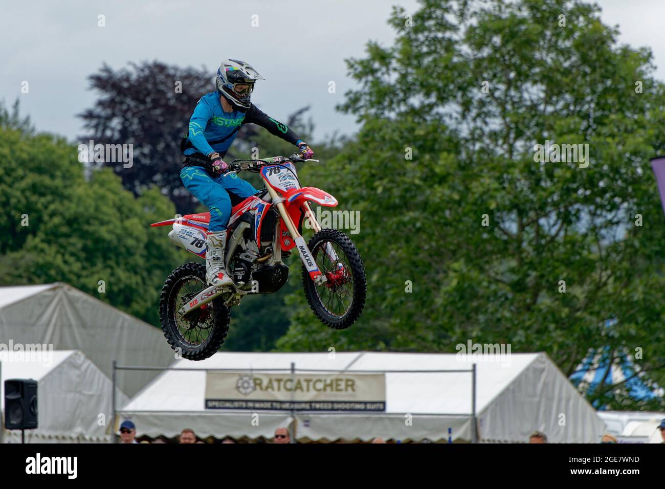 Les cavaliers de la Stunt Team de Stannage palpitent la foule à la Wiltshire Game and Country Fair Banque D'Images